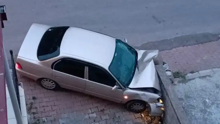 Kontrolü Kaybeden Araç Duvara Çarptı: Seyirci Şaşkın!