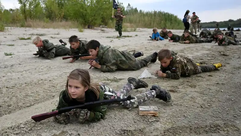 Rusya'da 8 Yaşındaki Çocuklar Askeri Kampta: Gerçekler ve Görüşler