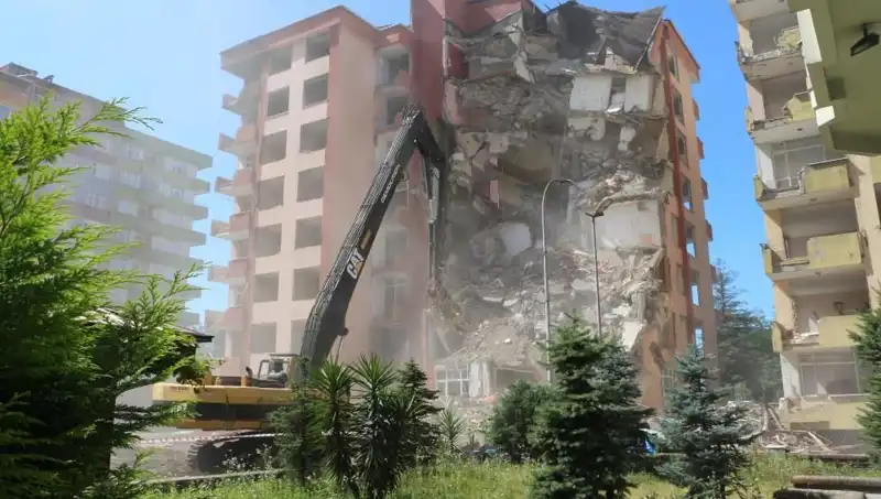 Dalgalar İki Bina Yıktı: Deprem Olmadan Yıkım Süreci Başladı