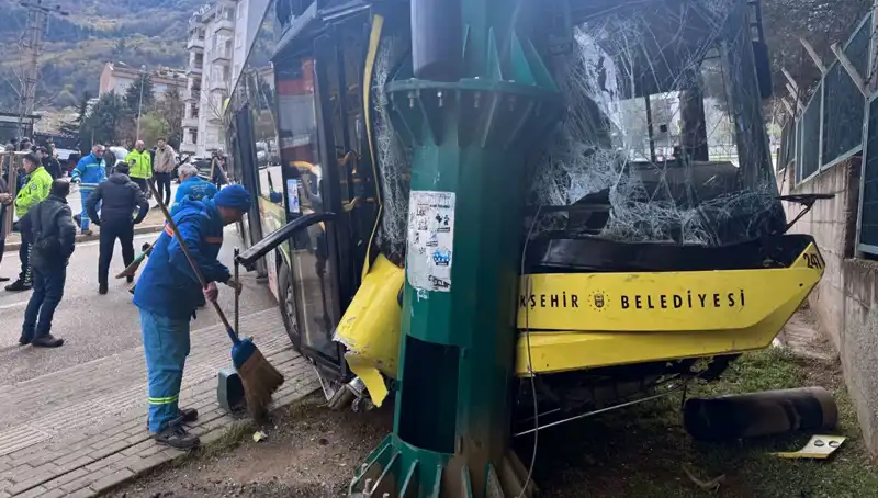 Bursa’da Belediye Otobüsü Kazası: 8 Kişi Yaralandı, Detaylar Ortaya Çıktı