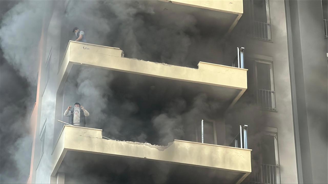 Antalya'da Tadilat Halindeki Otelden Yangın Çıktı