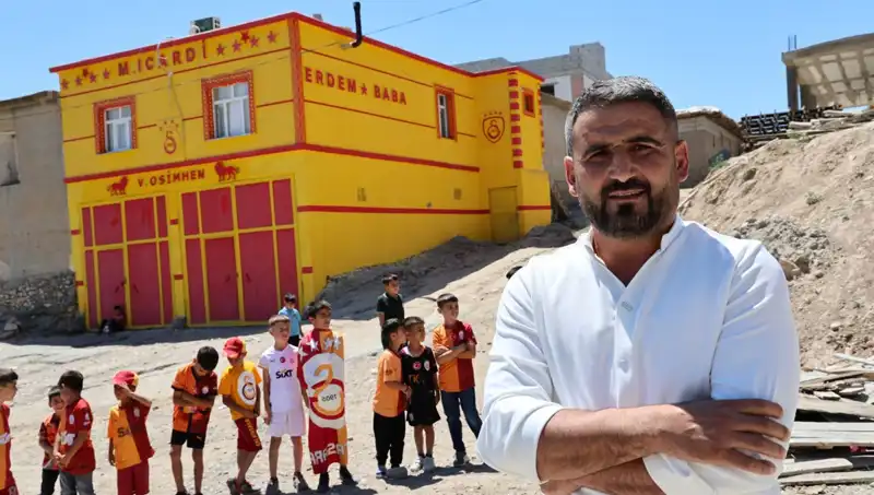 Hayranı olduğu futbolcuların isimlerini evine yazarak dikkat çekti!