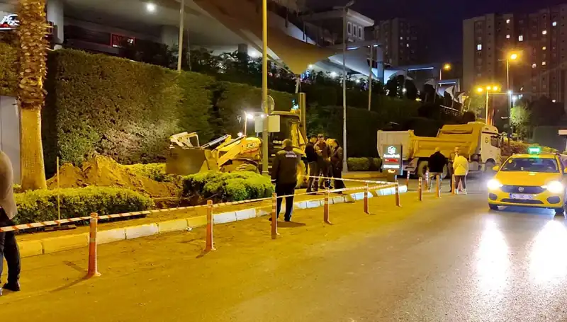 Avm Girişinde Doğalgaz Kaçağı Panik Yarattı, Alışverişler Ertelendi!