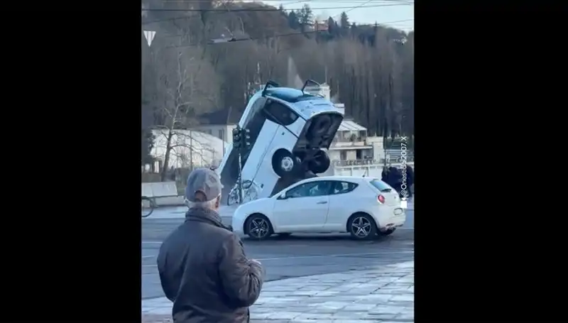İtalya'da Yolcu Otobüsü Nehirde Düşerek Can Pazarı Yarattı