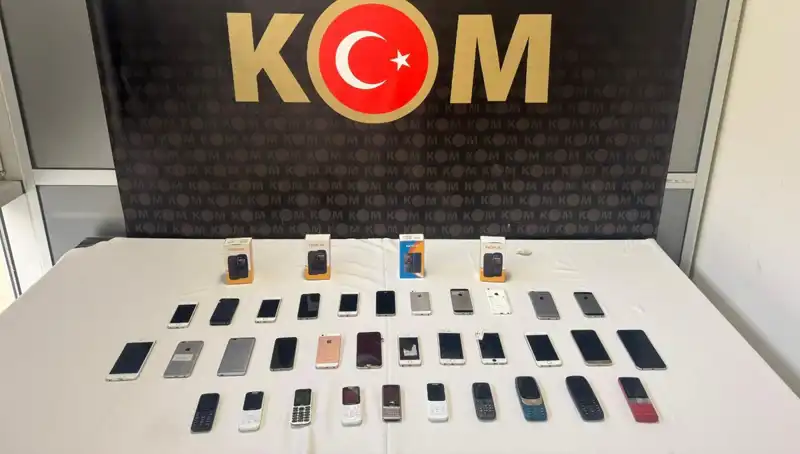 Gümrük Kaçağı 37 Cep Telefonu, Şaşırtan Operasyonla Ele Geçirildi