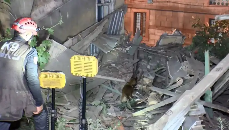 İstanbul'da Deprem Sonrası Hayatları Tehdit Eden Bina Çöktü!