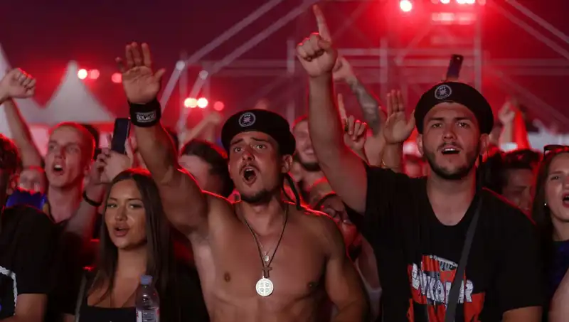 Thompson’ın Konserinde Şok Eden Nazi Selamı Skandalı!