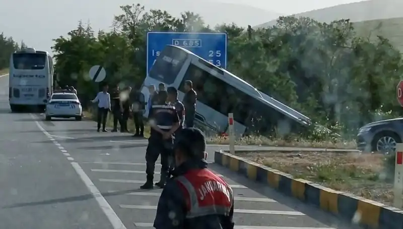 Isparta’da Tur Otobüsü ile Yolcu Otobüsü Çarpıştı: Can Kaybı Yok, Yaralılar Var