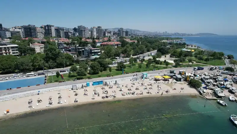 İstanbul'da Sıcak Hava, Caddebostan Sahili'ni İnsanlarla Doldurdu
