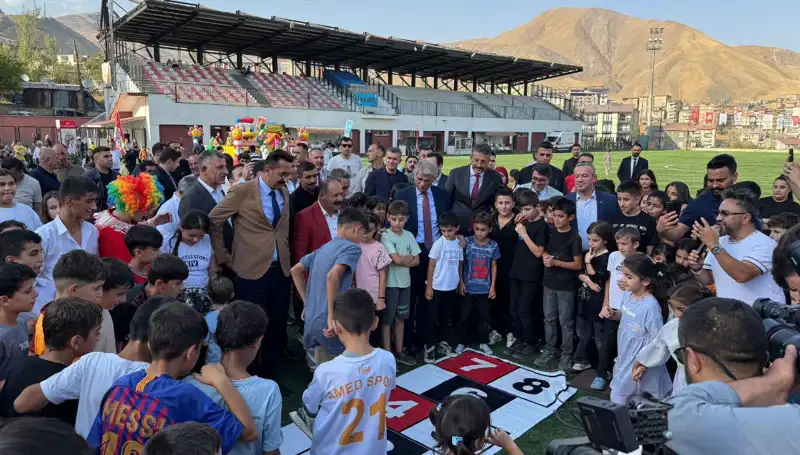 Hakkari'de Geleneksel Anadolu Şenliği Coşkuyla Yerini Aldı