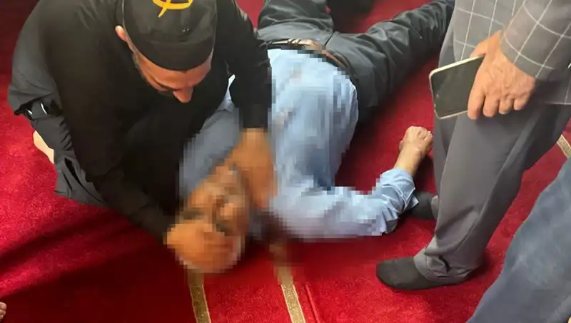 Camide Namaz Kılan Adam, Bıçaklı Saldırıya Uğradı: Olayın Detayları