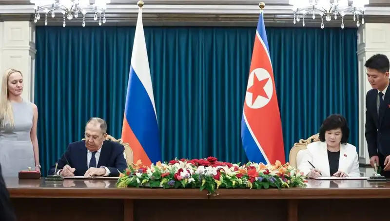 Lavrov ve Kuzey Kore Dışişleri Bakanı Arasında Tarihi Zirve Gerçekleşti