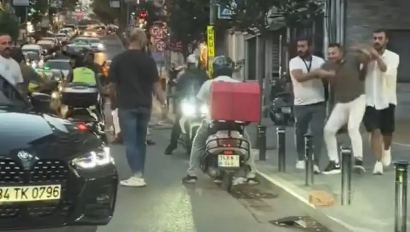 Nişantaşı'nda Yolda Kavga: Sopalı Çatışma Gözleri Uyandırdı