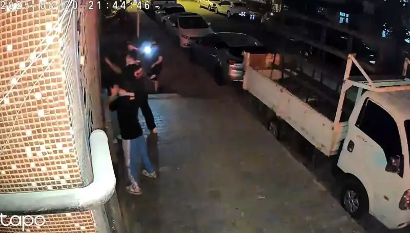 : Etek Giydirilen Gençler, Abinin Selamıyla Darp Edildi!