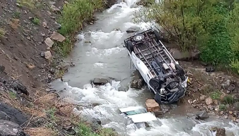 Hakkari’de Minibüs Kazası: Deredeki Can Pazarı, İki Ölü, Üç Yaralı