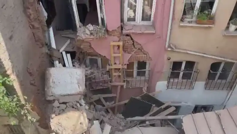 İstanbul'da Üç Katlı Binanın Balkonu Douğal Sanatsal Bir Drama Gibi Çöktü