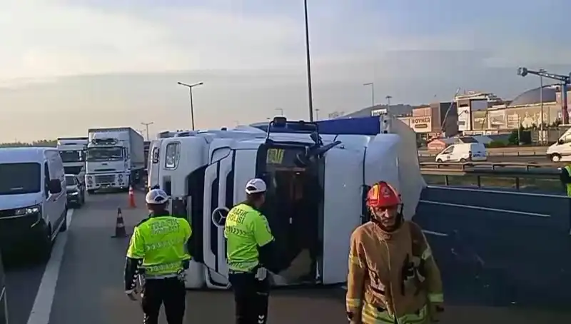 Pendik TEM Otoyolu’nda TIR Devrildi, İstanbul Yönünde Trafik Aksadı!