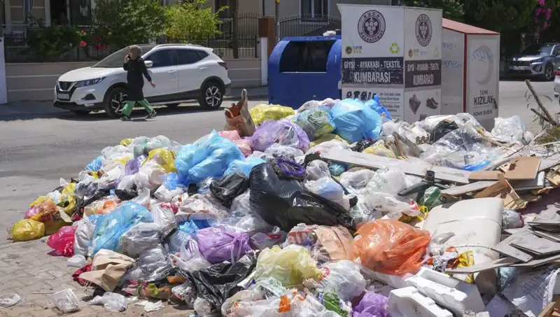İzmir'de Çöp Yığınları: Temizlik Sorunu Giderek Büyüyor