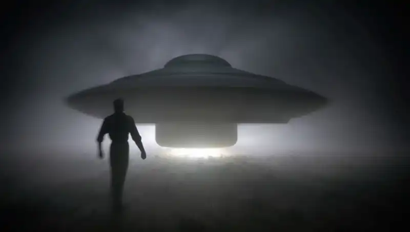UFO Uzmanı, Uzaylıların Masum İnsanları Hedef Aldığını Açıkladı