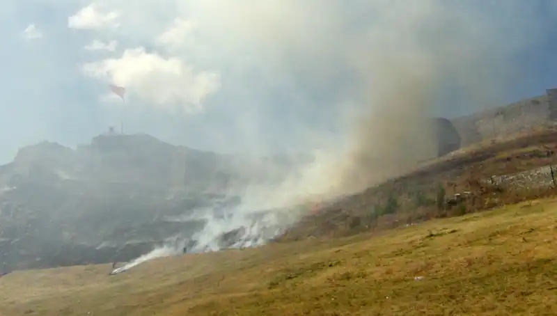 Kars Kalesi'nin Eteklerinde Geniş Alanı Saran Korkutucu Anız Yangını