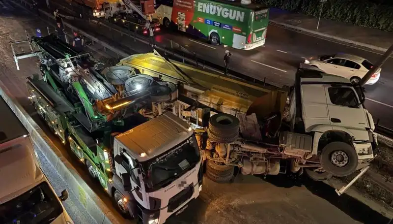 Moloz Yüklü Hafriyat Kamyonu Devrildi: Olay Yeri Görüntüleri Şaşırttı