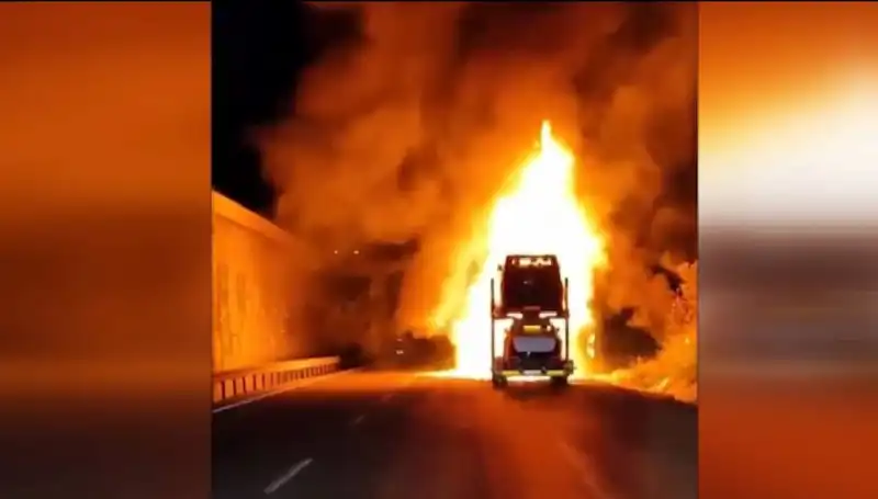 Otomobil Yüklü Tırda Korkunç Yangın: 8 Araç Kullanılamaz Hale Geldi