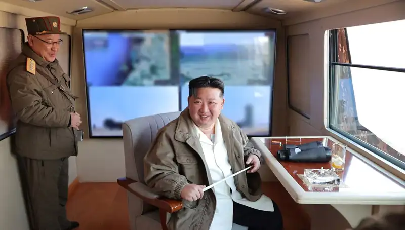 Kim Jong Un’un “Üstün Savaş Yeteneğine Sahip” Uçaksavar Füze Testi: Askeri Güç Gösterisi