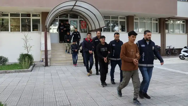 Türkiye’deki Düzensiz Göçmen Yakalamaları: İki İlde 21 Kişi Ele Geçirildi