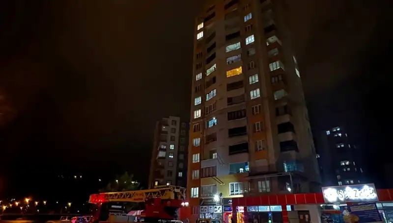 Yıldırım Düşmesiyle Apartmanın Çatısı Alev Alev Yandı!