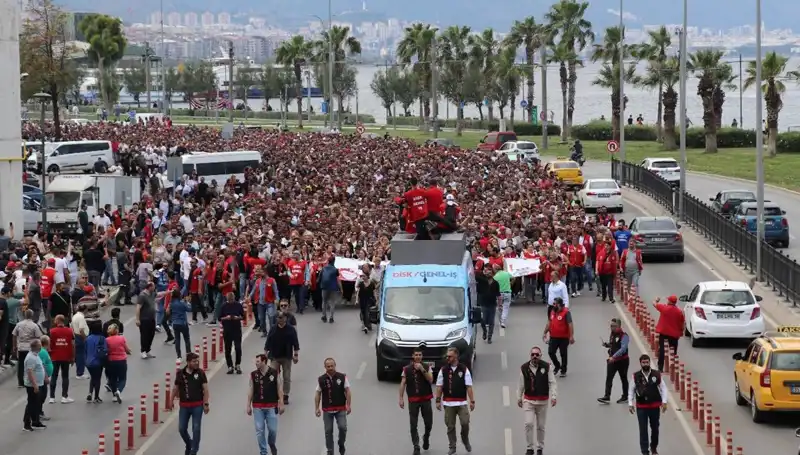 İzmir'de Grev Devam Ediyor: İşçiler İstikrar İçin Mücadele Ediyor