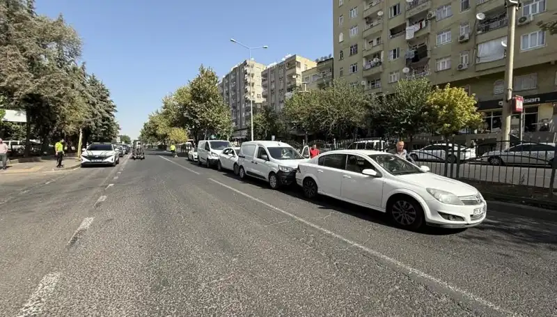 Diyarbakır’da Trafik Kazası: Beş Araç Zincirleme Çarpıştı