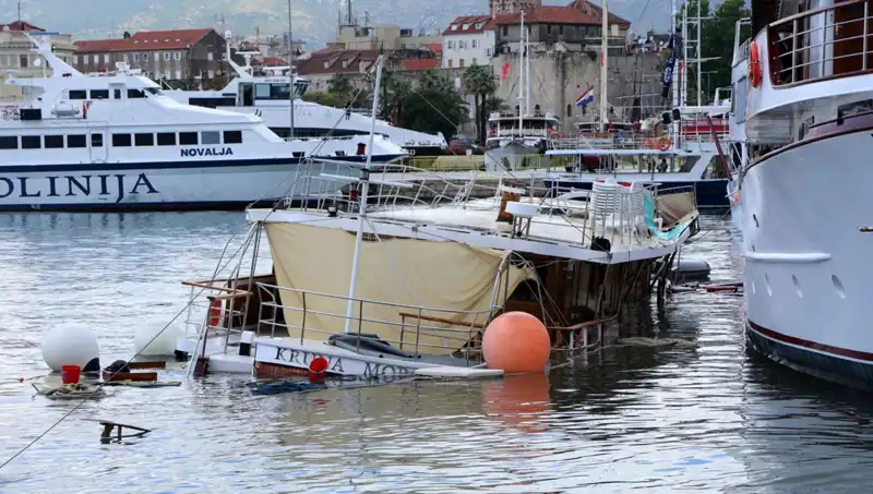 Hırvatistan’daki Şiddetli Fırtına, Feribotun Hizmeti Durdurduğu Gemiye Neden Oldu