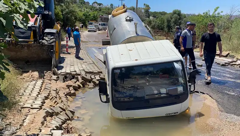 Bodrum'da Su Hattı Patladı: Tanker Çukura Düşerek Caddeleri Su Bastı