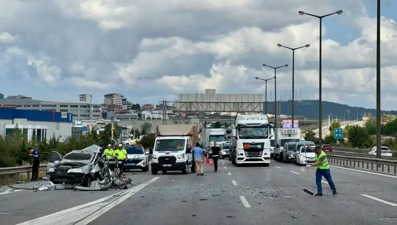 Otoyolda Can Pazarı: Üç Kişi Araçta Sıkıştı ve Trafik Felç Oldu