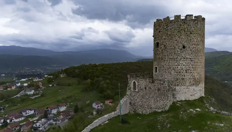 Bosna Hersek'teki Sokolac Kalesi: Tarihin Sessiz Tanığı