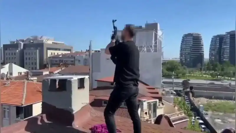 İstanbul’da Çatıya Kaçan Şüphelilerden Bacadan AK-47 Silahı Çıktı