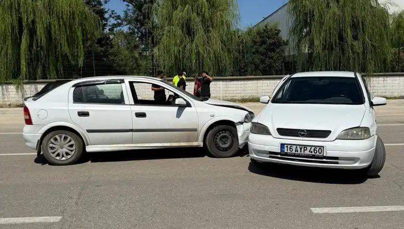İki Otomobil Çarpıştı: Kaza Ayrıntıları ve Yaralıların Durumu