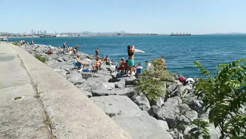 İstanbullular, Güneşin Tadını Çıkarmak İçin Sahilde Buluştu