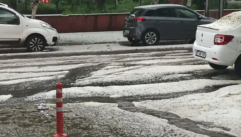 Ardahan’da Dolu Felaketi: Şehir Beyaza Büründü, Hayat Durma Noktasına Geldi